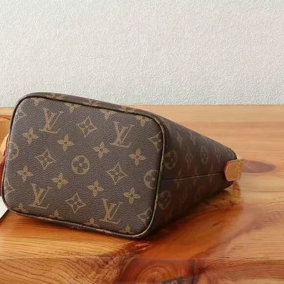 Louis Vuitton Women's Handbag - Picture 4 of 8